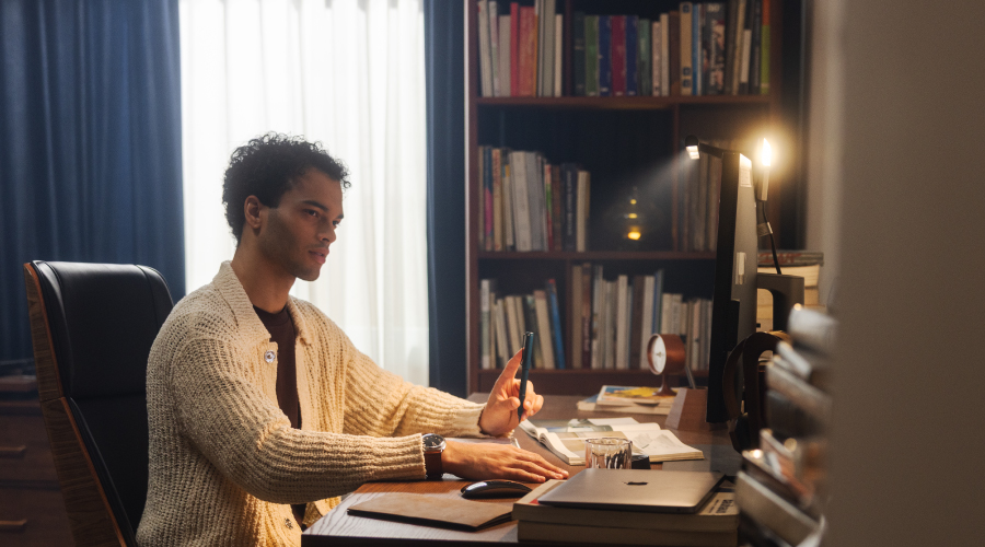 This article compares screen bars and desk lamps to help you decide which option is best for your needs. We'll also discuss which works best for you under  a different scenarios.