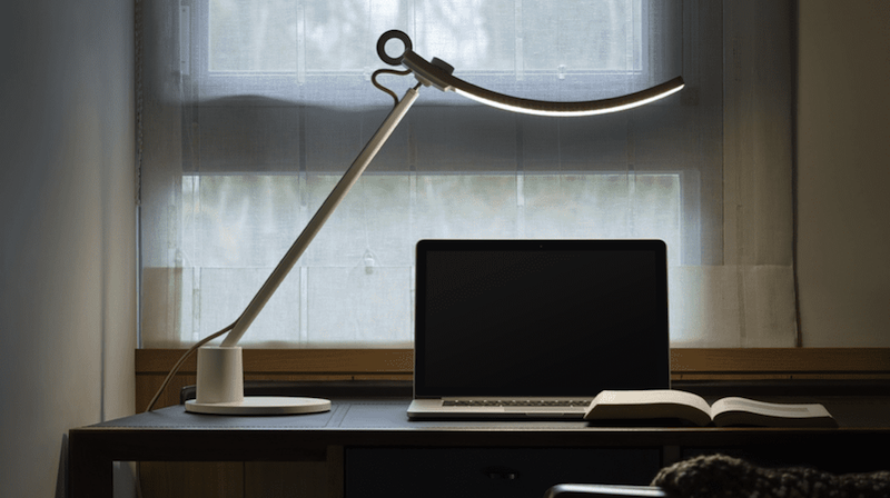 工作必備，2025 智慧護眼檯燈選購推薦指南：尺寸、外型、照明光線、功能、使用情境