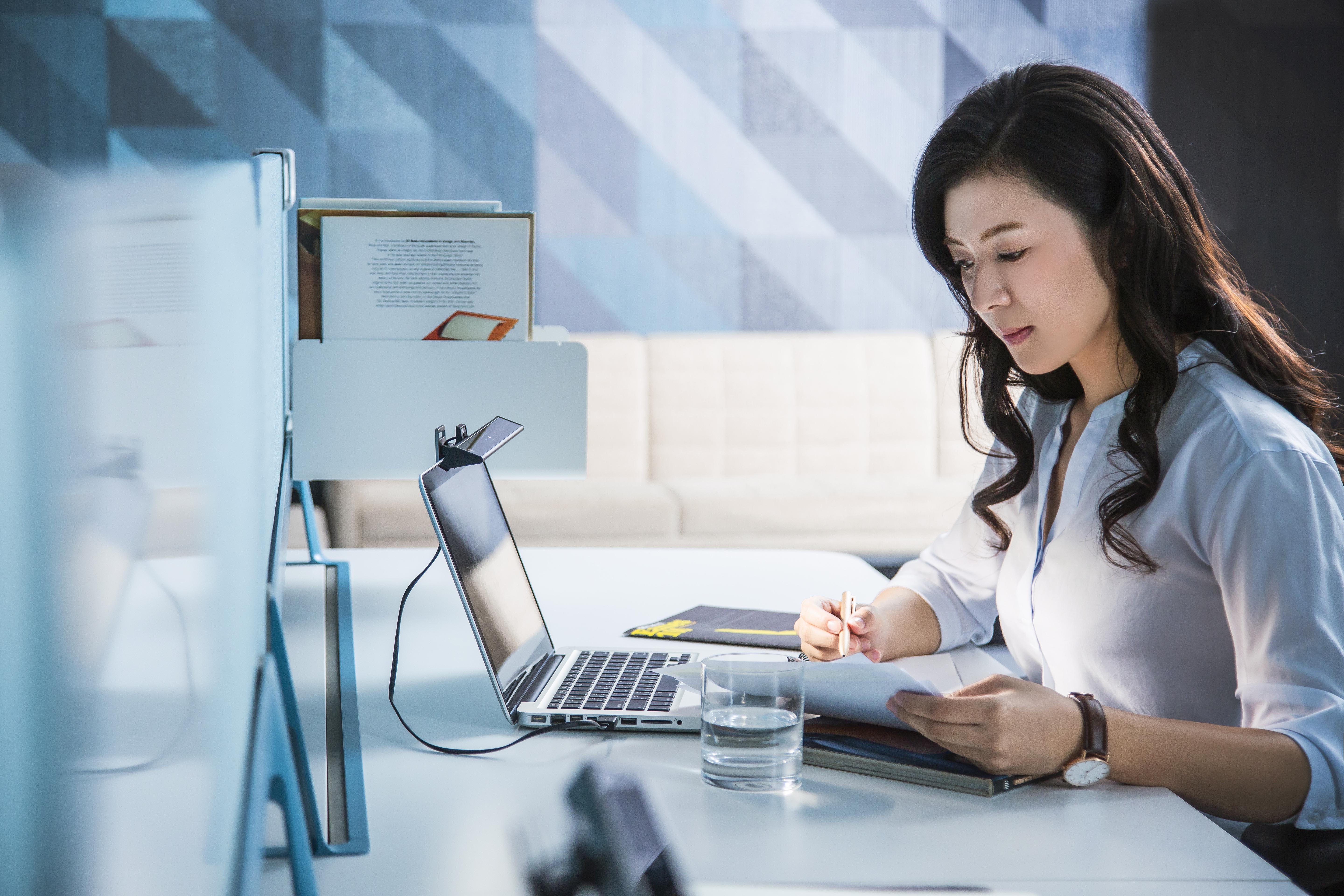 Wit Screenbar Lite筆電智能掛燈隨時提供剛剛好的光 Benq 台灣 Wit Screenbar Lite筆電智能掛燈隨時提供剛剛好的光 Benq 台灣
