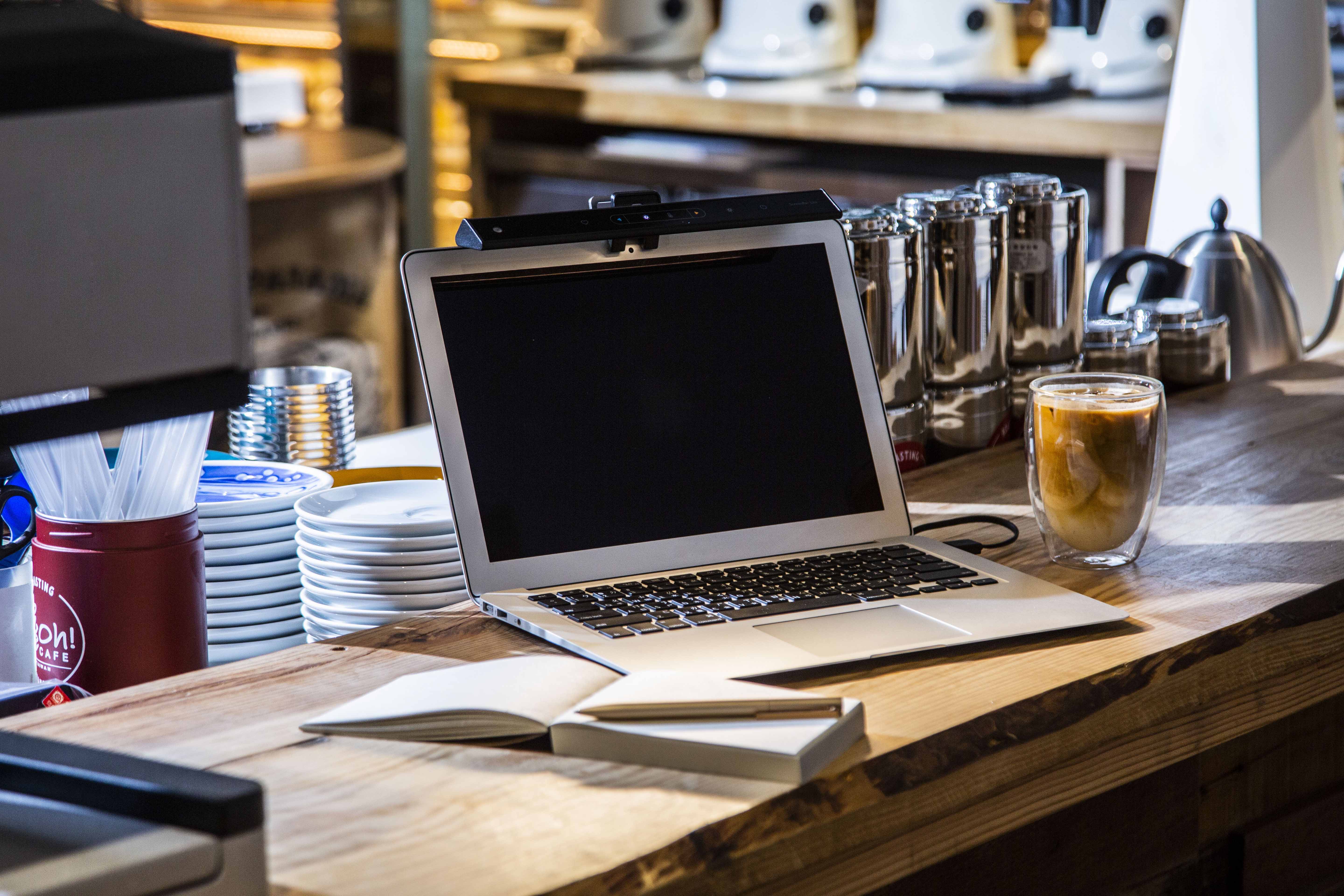 Wit Screenbar Lite筆電智能掛燈隨時提供剛剛好的光 Benq 台灣 Wit Screenbar Lite筆電智能掛燈隨時提供剛剛好的光 Benq 台灣
