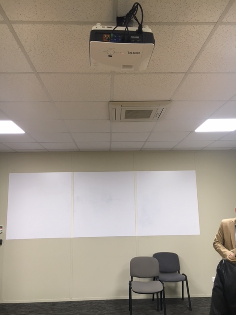 Sala de reunião com projetor BenQ