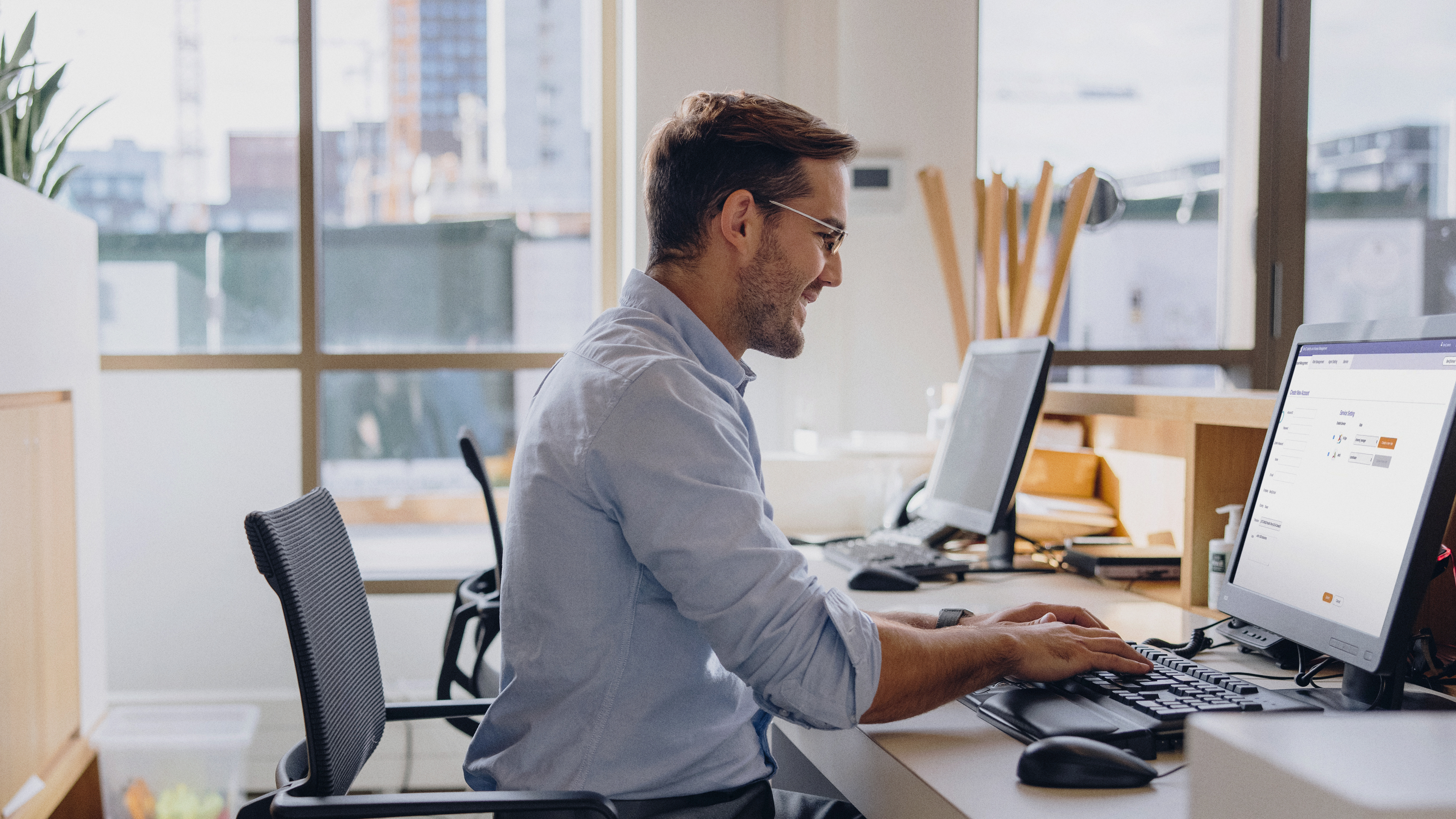 IT manager staff remotely managing displays and devices using BenQ DMS